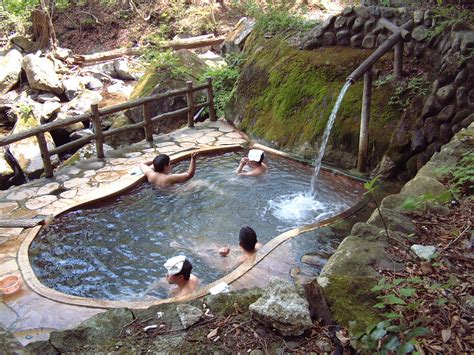 At A Mixed Bathing Hot Spring Where I Thought No One Was。